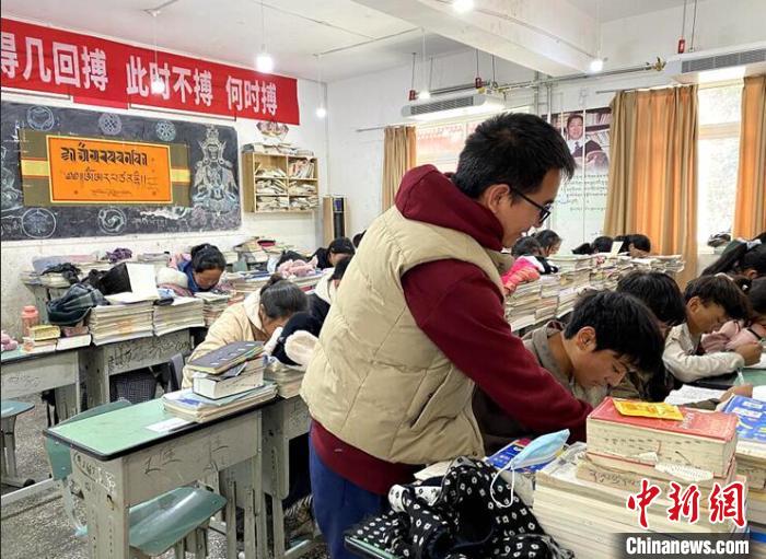 學(xué)生在免費輔導(dǎo)班上課。　尼瑪初 攝