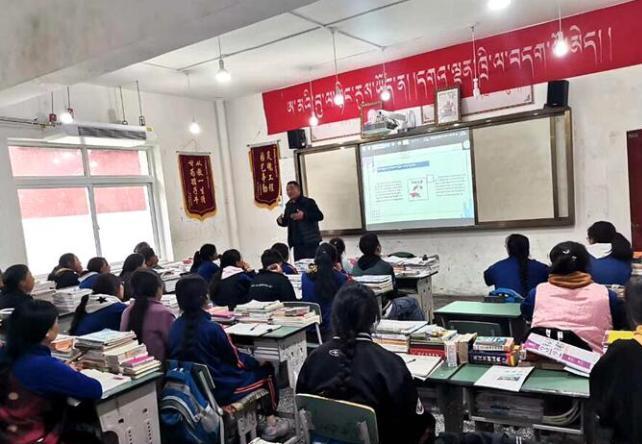 學(xué)生在免費(fèi)輔導(dǎo)班上課?！∧岈敵?攝