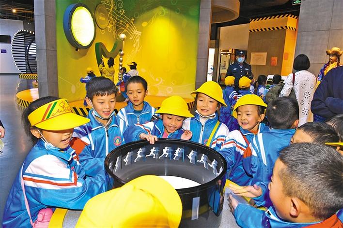 圖為10月29日，一年級(jí)的同學(xué)們?cè)诳萍拣^參觀體驗(yàn)。李洲 攝.jpg