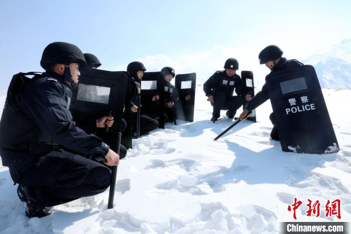 圖為扎西堅(jiān)參與隊(duì)友在巡邏途中?！≡鲌?jiān)參供圖