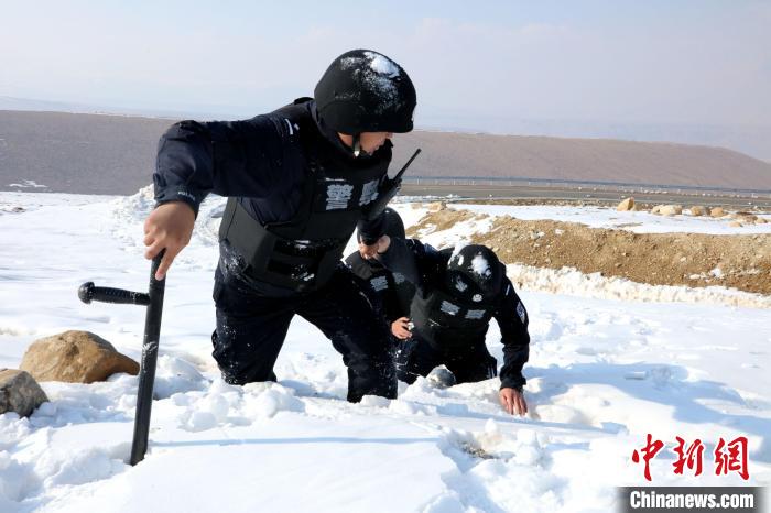 圖為扎西堅(jiān)參與隊(duì)友在巡邏途中?！≡鲌?jiān)參供圖