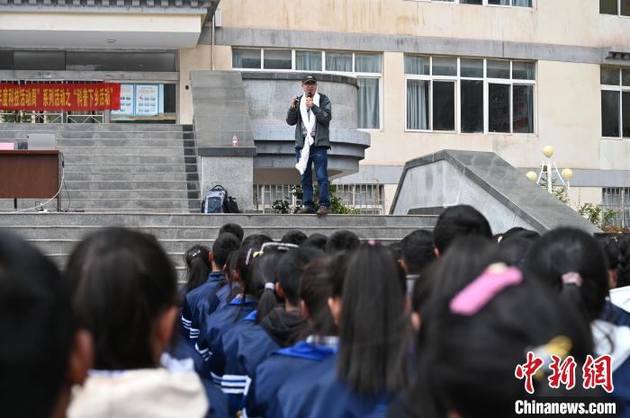 圖為西藏大學(xué)教授寧長(zhǎng)春為中學(xué)生授課?！≮w朗 攝