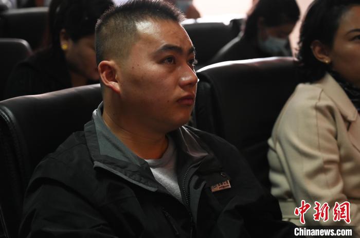 圖為企業(yè)工作人員參加講座?！≮w朗 攝