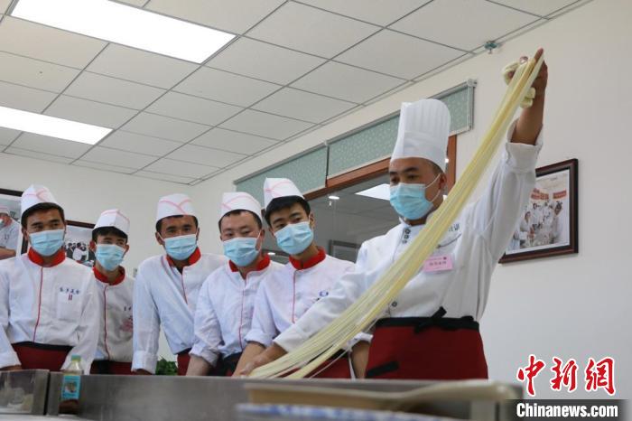 甘肅推特色企業(yè)新型學徒制培訓：企校合作、工學交替