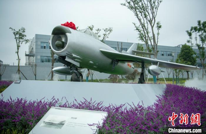 園林式戰(zhàn)斗機(jī)博物館內(nèi)展示的“殲5甲”飛機(jī)?！⒅铱?攝