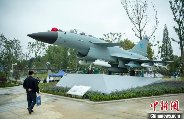 園林式戰(zhàn)斗機博物館內(nèi)展示的“殲10C”飛機?！⒅铱?攝