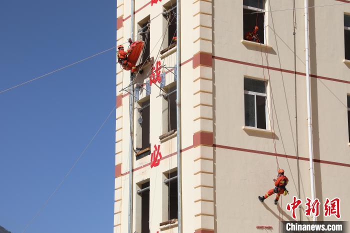 圖為消防指戰(zhàn)員進行繩索救援演練?！≈炜旗?攝