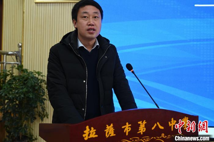 圖為城關(guān)區(qū)委副書記、區(qū)委教育工作領(lǐng)導(dǎo)小組組長汪鋒致辭?！≮w朗 攝