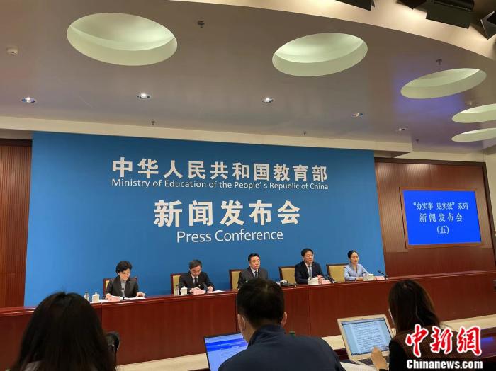 教育部發(fā)布會現(xiàn)場。 任靖 攝