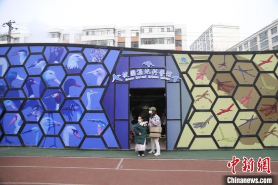 圖為西寧市第一中學濕地科普宣教館?！±罱瓕?攝