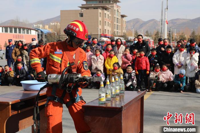 圖為消防救援人員技能展示?！铨埥?攝