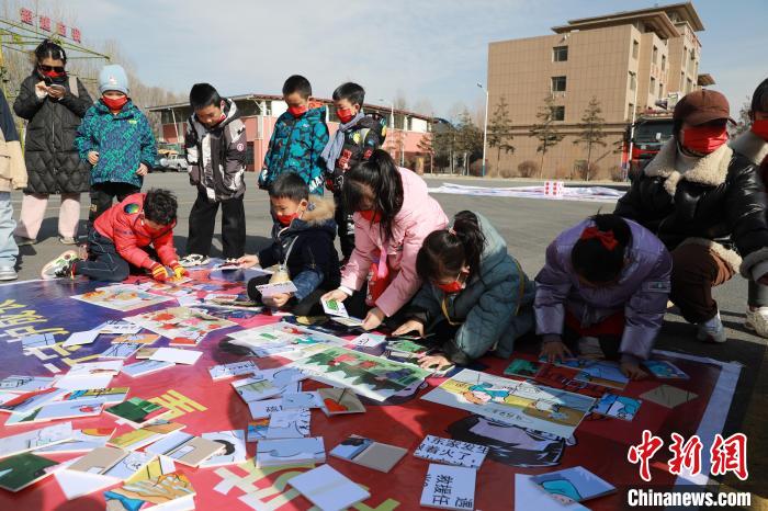 圖為小朋友們參加趣味游戲活動?！铨埥?攝