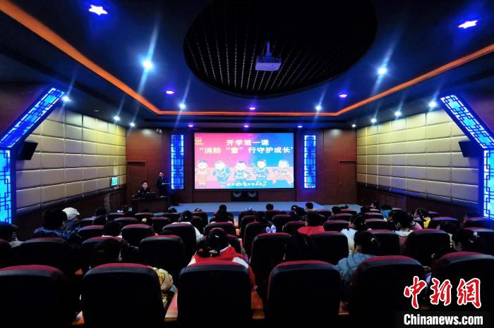 圖為小朋友們上消防安全知識教育課?！铨埥?攝