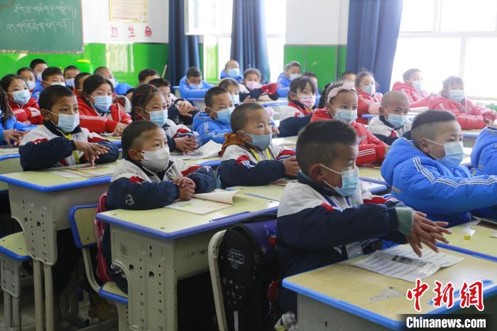 圖為學(xué)生學(xué)習(xí)七步洗手法?！●R銘言 攝