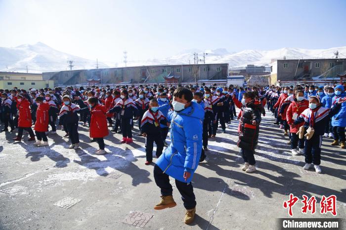 圖為學(xué)生跳起歡快的藏族舞蹈迎接新學(xué)期。　馬銘言 攝