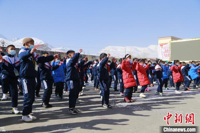 圖為學(xué)生跳起歡快的藏族舞蹈迎接新學(xué)期?！●R銘言 攝