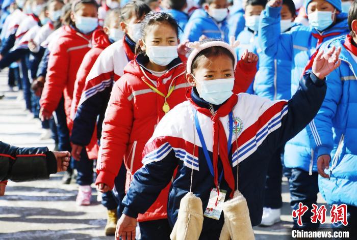 圖為學(xué)生跳起歡快的藏族舞蹈迎接新學(xué)期?！●R銘言 攝