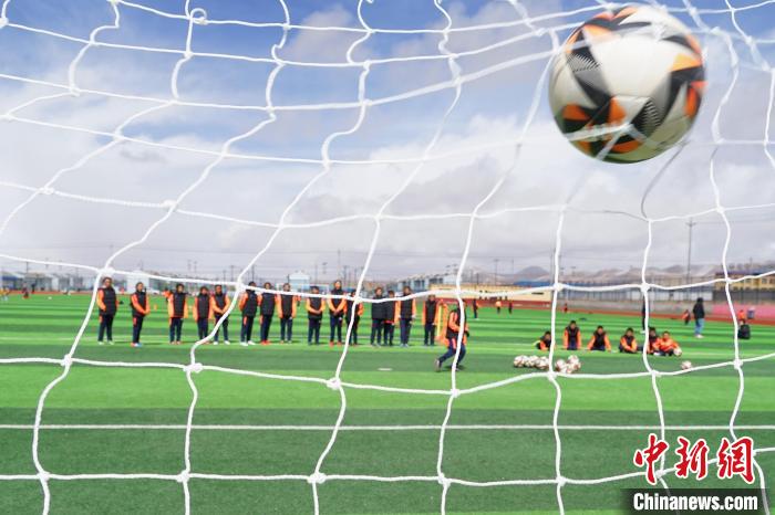 圖為孩子們進行射門訓練?！●R銘言 攝