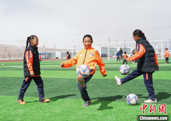 圖為孩子們進行顛球訓練?！●R銘言 攝