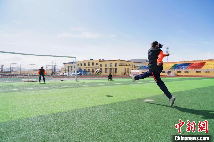 圖為一名女孩進行射門訓練?！●R銘言 攝