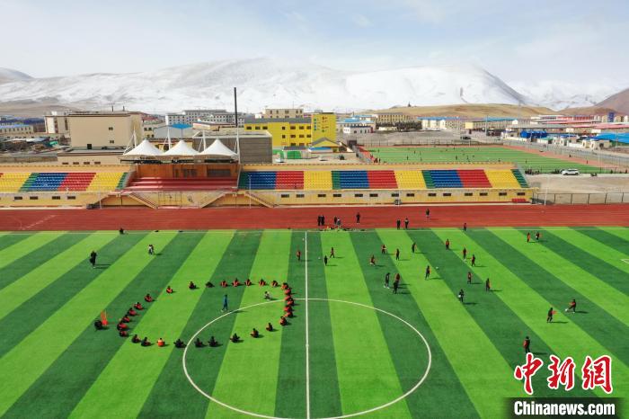 航拍曲麻萊縣足球場?！●R銘言 攝