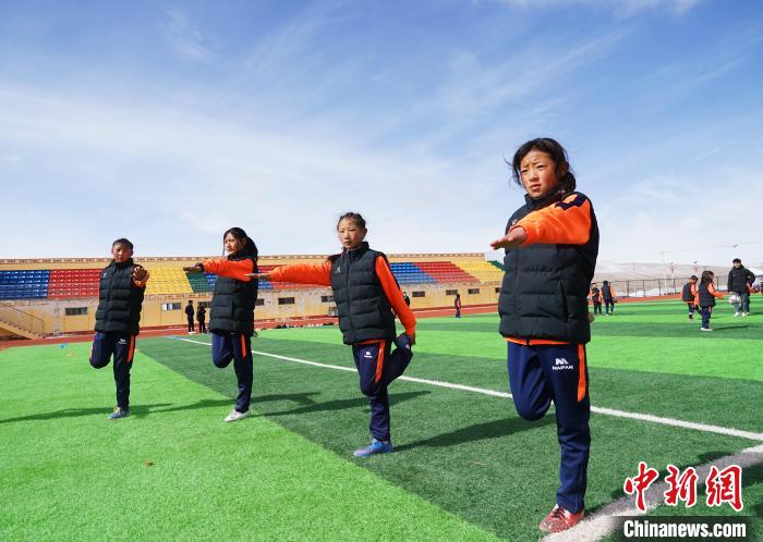 圖為孩子們正在熱身?！●R銘言 攝