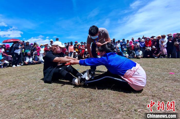 圖為當(dāng)?shù)孛癖娺M(jìn)行蹬棍比賽?！±铍h 攝