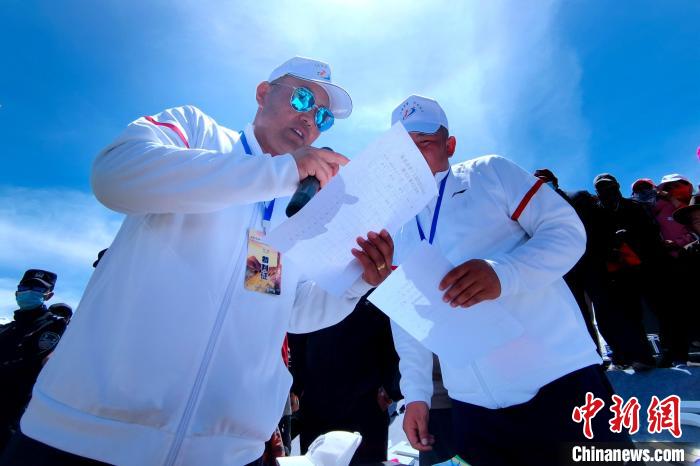 圖為裁判員統(tǒng)計(jì)牧民運(yùn)動(dòng)項(xiàng)目比賽成績(jī)?！±铍h 攝