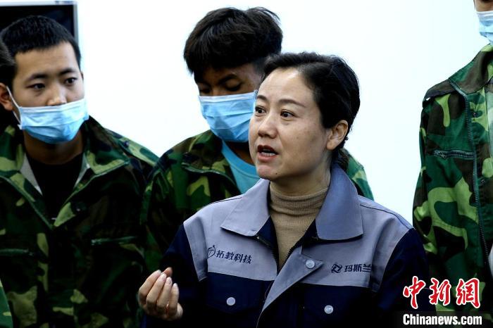 圖為李富香給與學生交流。(資料圖) 青海省教育廳供圖