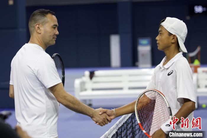 闊別兩年后，王發(fā)(右一)和王育喜(左一)再握手?！↑S迪燊 攝