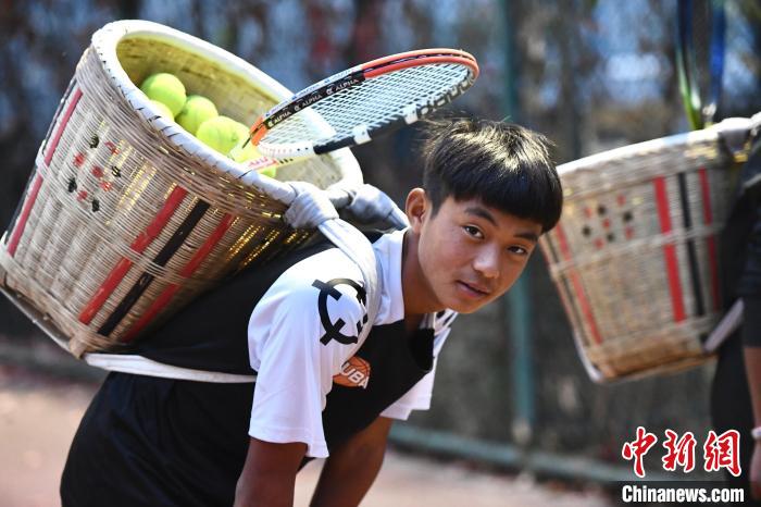 圖為“背簍少年”王發(fā)正在廊坊市體育館網(wǎng)球訓(xùn)練中心進行訓(xùn)練。　鄭晨子 攝