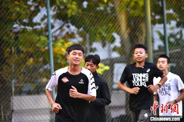 圖為王發(fā)和隊友們進行體能訓(xùn)練?！∴嵆孔?攝