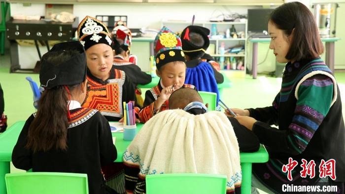 正在上課的學(xué)生?！√茊⒑?攝