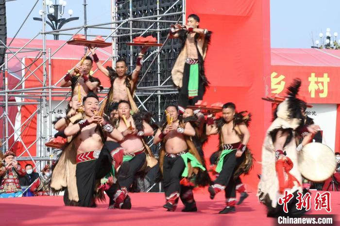 圖為少數(shù)民族舞蹈展演?！×赫赵?攝