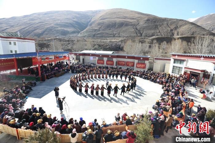 圖為匯報演出現(xiàn)場?！愔闈扇?攝