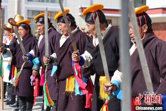 圖為藝人們手持藏刀表演加麻百·甲江。　倫珠澤仁 攝