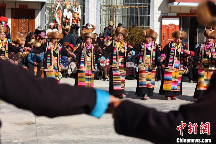 圖為民間藝人表演加麻“果諧”?！愔闈扇?攝