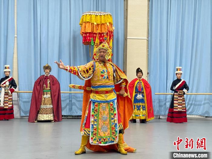 圖為格薩爾劇展演?！∠锴凡抛?供圖