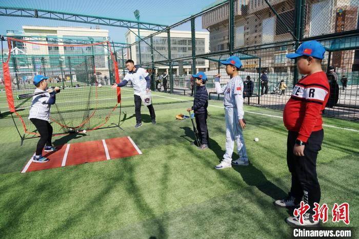 圖為小棒球手們進(jìn)行擊球訓(xùn)練?！●R銘言 攝