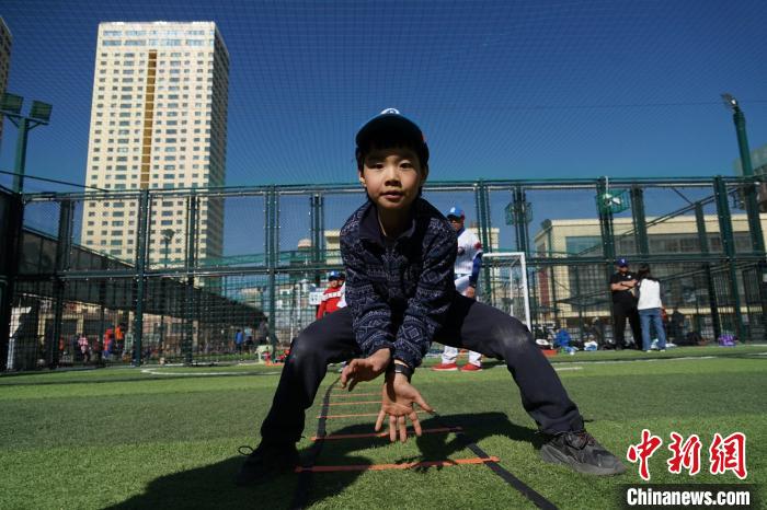 圖為小棒球手進(jìn)行接球動(dòng)作訓(xùn)練。　馬銘言 攝