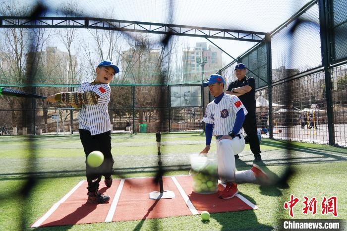 圖為教練指導(dǎo)小棒球手進(jìn)行擊球訓(xùn)練。　馬銘言 攝