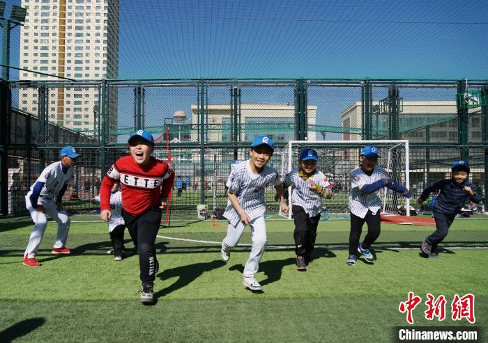 圖為小棒球手們進(jìn)行體能訓(xùn)練?！●R銘言 攝