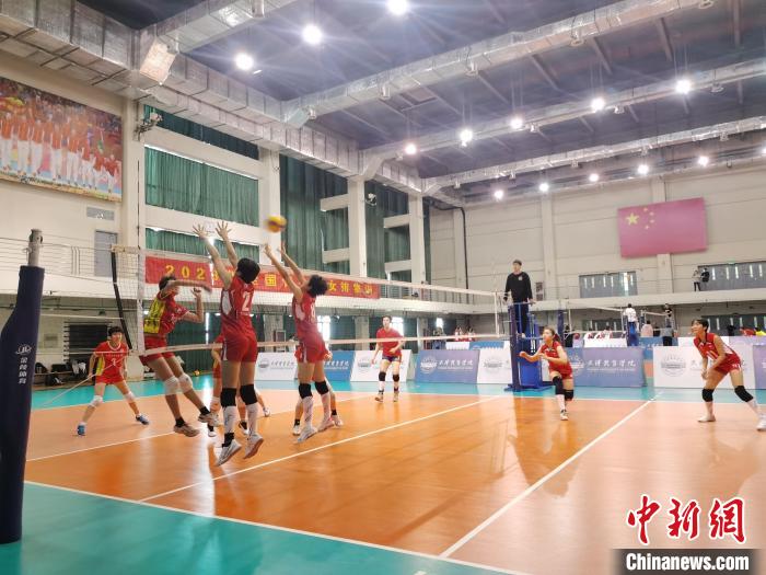 圖為全國青少年女排在天津進(jìn)行集訓(xùn)?！√旖蝮w育學(xué)院供圖