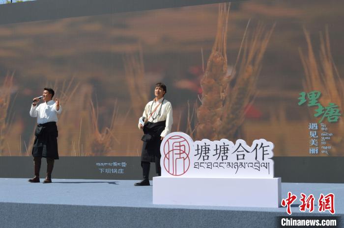 “康巴漢子”現(xiàn)場(chǎng)獻(xiàn)唱?！≈炝杞?攝