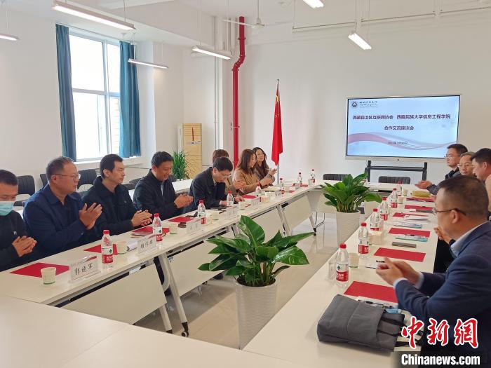 圖為座談會(huì)議現(xiàn)場(chǎng)?！「裆?攝