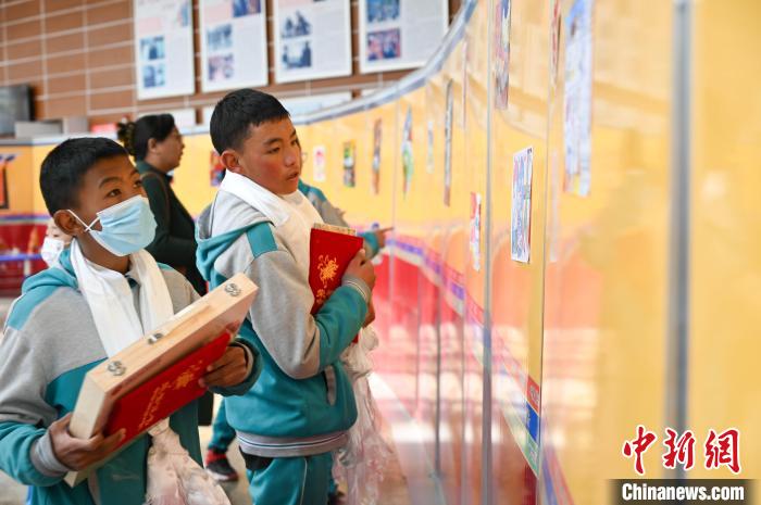 圖為學(xué)生參觀繪畫展。　趙朗 攝