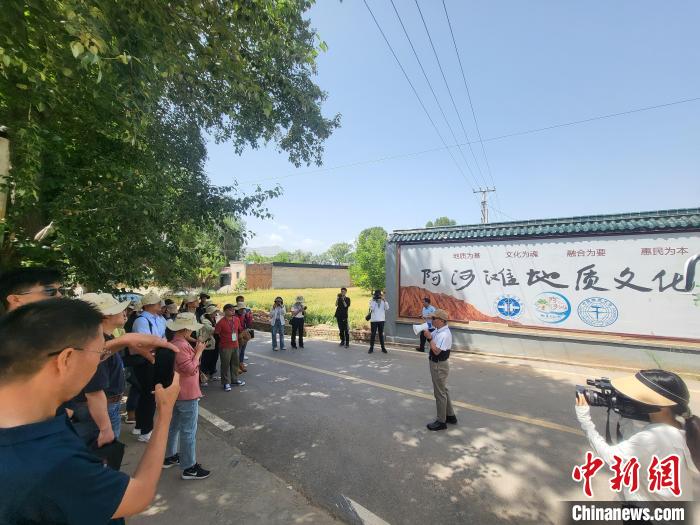 圖為中國地質大學(北京)教授張緒教介紹村落情況?！『衍?攝