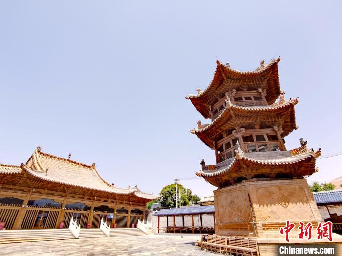 圖為阿河灘清真寺局部?！?zhí)砀?攝