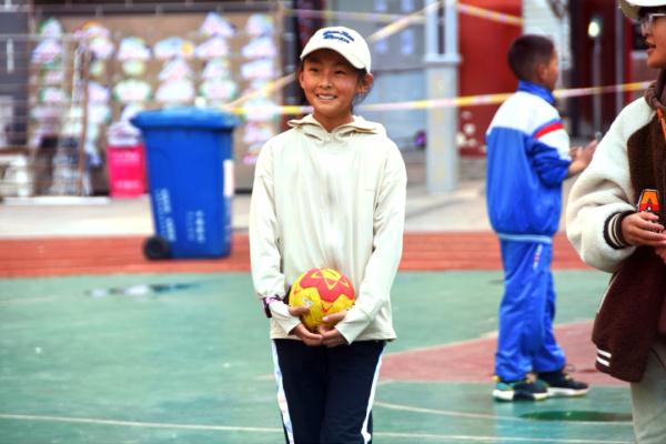 在高原上教孩子們打手球，“慢慢兒來(lái)，甭著急！”