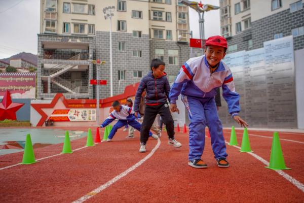 在高原上教孩子們打手球，“慢慢兒來(lái)，甭著急！”